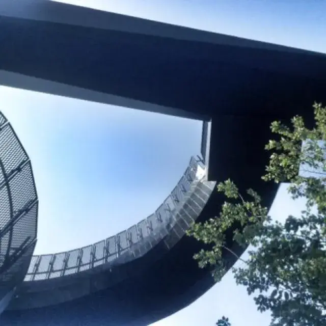 View of the carbon steel parapet